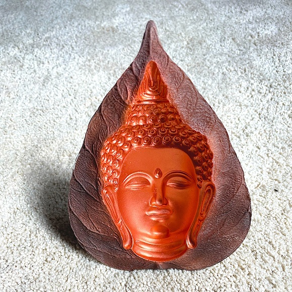 Wooden leaf with a copper Buddha carved into it - Picture 4 of 4